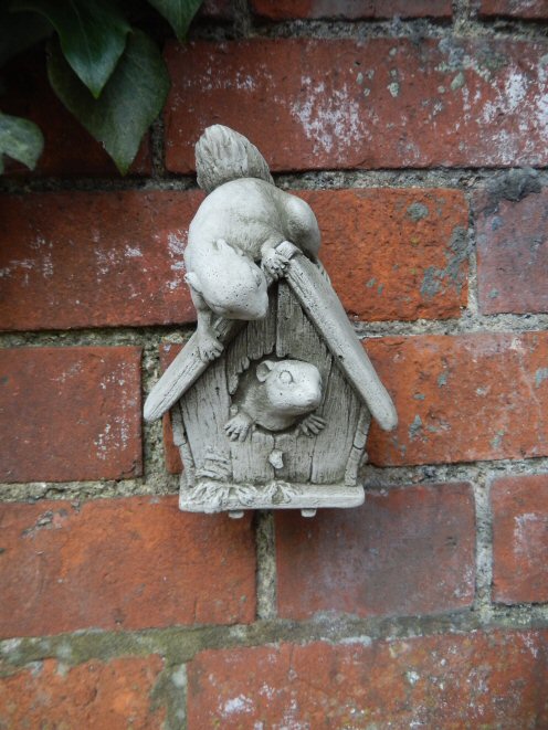 KPQ114 Squirrel House Plaque